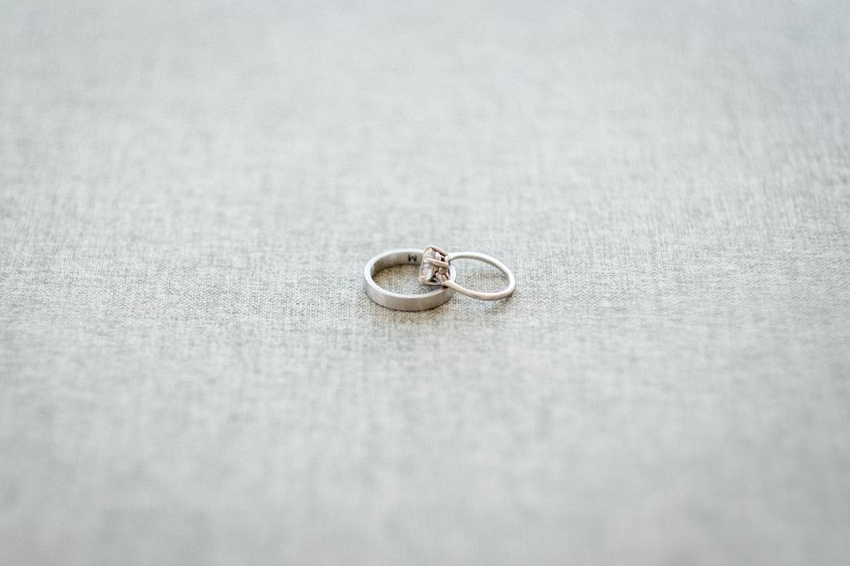 Dos anillos de boda entrelazados