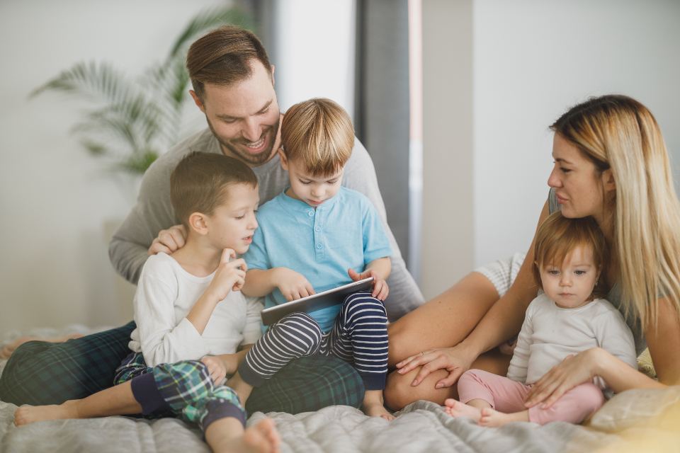 Familia reunida en casa