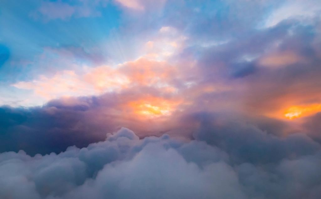 Luz del sol entre las nubes