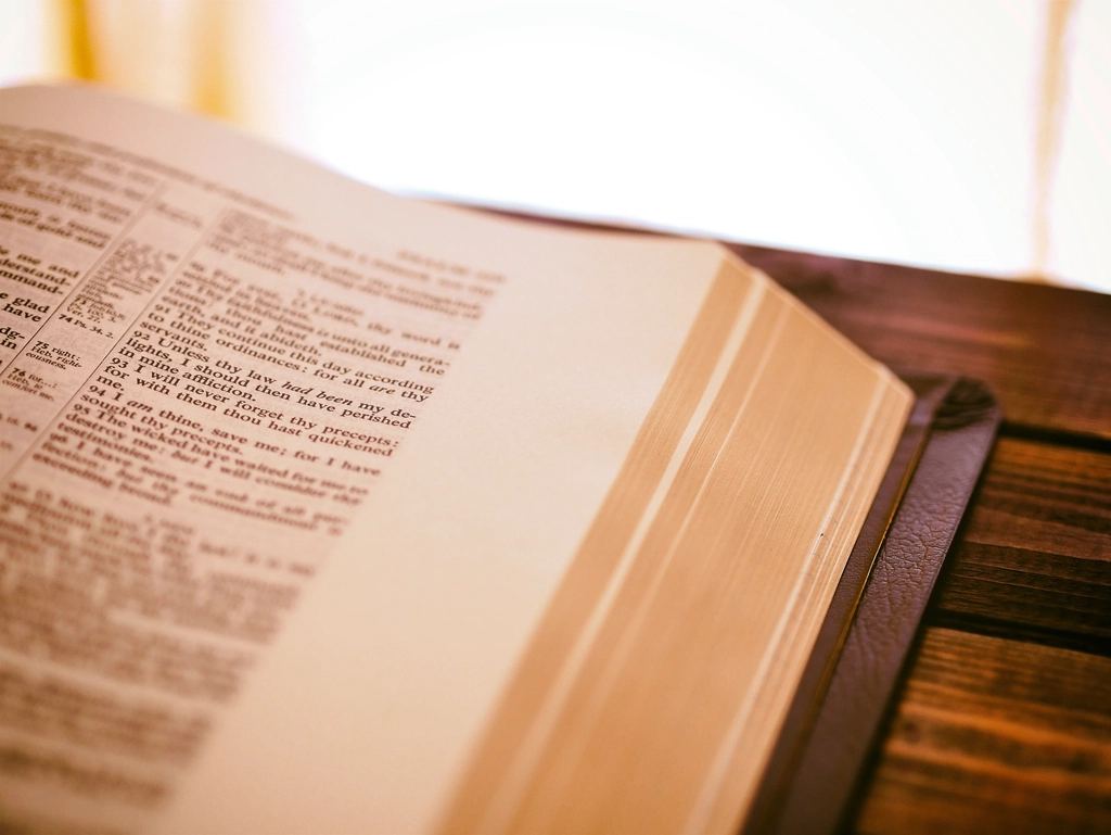 Biblia abierta con luz cálida