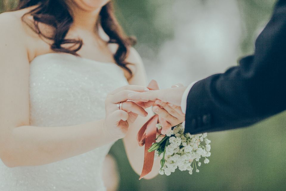 El novio coloca el anillo a la novia